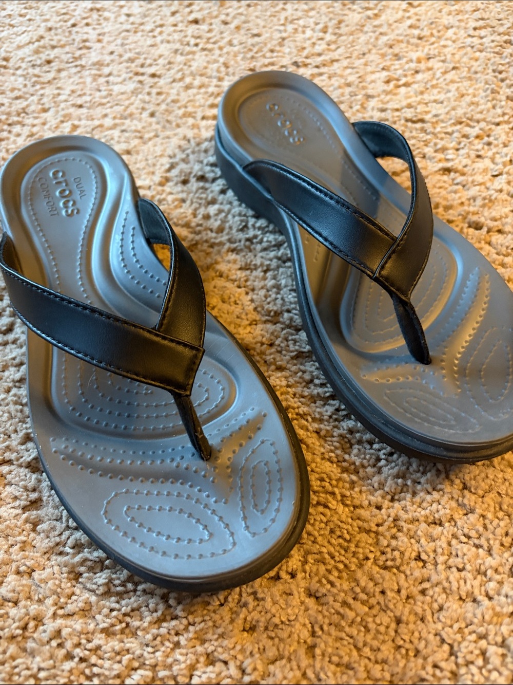 Crocs flip flops dual comfort Black with Gray women’s 9 EUC